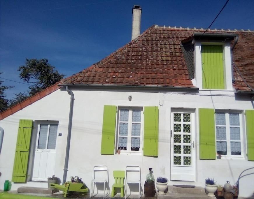 Maison Face A L'Etang Précy Exterior foto